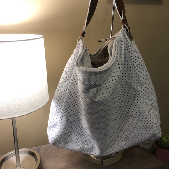 Innue Handbags - Innue white shoulder bag EUC!